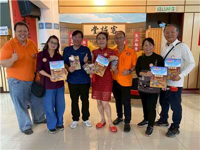 參訪芙蓉客家文化博物館，左二為王麗蘭老師，左四為孔菊華館長