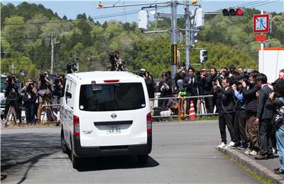 一輛載著嫌犯安達優季的警車，16日從京都府南丹市警察署出發，前往地方檢察廳。