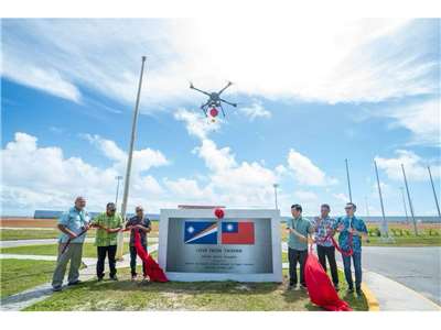 外長林佳龍(右三)與馬紹爾群島共和國教育、運動暨訓練部長蔡傑儒(Gerald Zackios，左三)、天然資源暨商務部長慕樂(Anthony Muller，左一)、參議員海尼(Wilbur Heine，左二)共同主持密克羅尼西亞運動會田徑場揭牌儀式 (外交部提供)