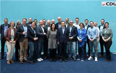 台灣駐德代表谷瑞生18日應邀於德國基民黨(基督教民主聯盟)中央黨部發表演說，會後與基民黨政要合影。(駐德代表處提供)