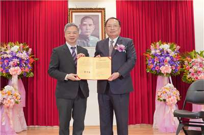 經濟部長龔明鑫(左)16日頒發經濟專業獎章給全國中小企業總會理事長李育家(右)。(經濟部提供)