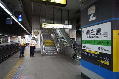 台鐵新左營站日前發現男廁有針孔，已知涉案高鐵員工偷拍影片最早可追溯到去年3月，目前正清查被害人數。圖為台鐵新左營站月台資料照。(圖：中央社)