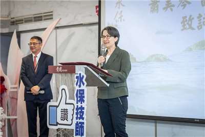 副總統蕭美琴11日晚間到新北市出席水土保持技師公會全聯會及新北市水土保持技師公會會員大會時致詞表示，專業的水土保持技師就是「大地的醫生」，以專業長期守護台灣土地。(總統府提供)