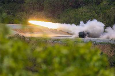 美國與菲律賓士兵20日展開年度「肩並肩」(Balikatan)軍事演習，將在菲律賓北部面對台灣海峽的區域，以及爭議不斷的南海附近省分舉行實彈演習。(AFP)