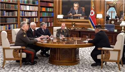 俄羅斯國防部長貝洛索夫(Andrey Belousov)(左2)此次訪問北韓期間，與平壤當局就深化兩國軍事關係展開討論。右為北韓領導人金正恩。(俄羅斯國防部/AFP)
