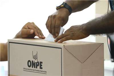 魯投票過程混亂，總統大選首輪選舉結果恐延遲至5月中旬才能公布。圖為祕魯投票所內投票箱。(AFP)