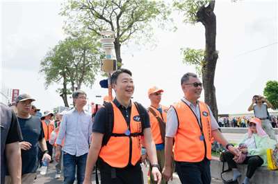 交通部氣象署今年首度出動行動氣象儀提供白沙屯媽祖進香沿途即時氣象資訊，交通部長陳世凱(中)也特別親自背著這個8公斤重的氣象儀隨行一段，直呼真的不簡單，並感謝氣象署同仁辛勞。(Threads/@chanskym)
