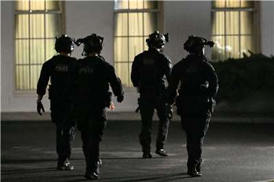 在白宮記協晚宴的宴會廳外25日發生槍擊事件後，川普總統在白宮舉行記者會前，特勤局反恐小組在白宮西廂外巡邏。