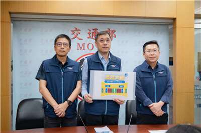 公路局副總工程司姜宇峰(中)21日率領工務組長陳貴芳(左)及新工北分局長陳永傑(右)臨時召開記者會，釐清外界對淡江大橋機車道寬度過窄的疑慮。(交通部提供)