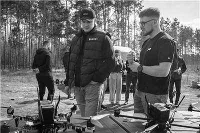 烏克蘭國防部長費多羅夫(Mykhailo Fedorov)日前視察無人機操作情形。 (圖:X@FedorovMykhailo)