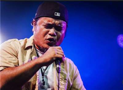 Lawis_Aow 拉衛士・阿望，來自台東東河鄉的阿美族，從小在部落學習傳統音樂，擅長吉他與演唱。他的音樂融合阿美族古調、母語與現代流行音樂，創造出獨特的民族音樂風格。