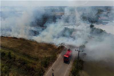 泰國森林火災引發空污問題，圖為2026年1月那空那育府的田野火災，消防人員忙著撲滅大火。資料照片。