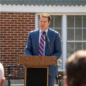 拿美軍失聯飛官當賭注，民主黨籍眾議員摩爾頓(Seth Moulton)痛批「令人作嘔」。(圖：Seth Moulton臉書)