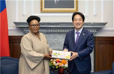 賴清德總統(右)接見史瓦帝尼王國國王特使、副總理札杜莉(Thulisile Dladla，左)。(圖：總統府)