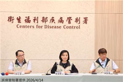 疾管署發言人曾淑慧(中)14日呼籲民眾前往麻疹流行地區加強自我防護。(疾管署提供)