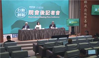 國防部與經濟部30日在行政院會報告「國防特別條例」與「無人機產業發展現況」。圖為行政院會後記者會。(翻攝行政院YouTube頻道)