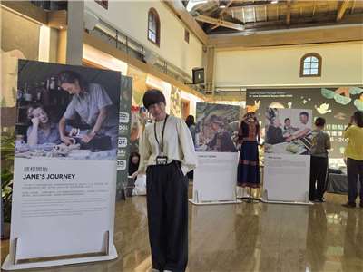 台灣珍古德協會執行長郭雪貞分享協會側話「用行動點燃希望：珍古德博士在台灣1996–2025特展」，希望把對珍古德的想念轉為行動，讓更多人理解她在台灣留下的改變與未竟的使命。(江昭倫 攝)
