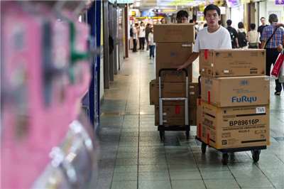 行政院主計總處23日公布3月失業率為3.34%，較上月上升0.02個百分點。圖為推著貨物的勞工資料照。(圖：中央社)