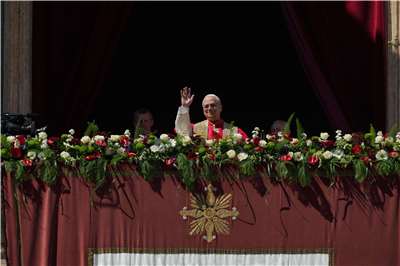 教宗良十四世站在眾多花朵裝飾的梵蒂岡聖伯多祿大殿上，對底下廣場的數萬名信眾發表「致全城與全球」(Urbi et Orbi)文告。