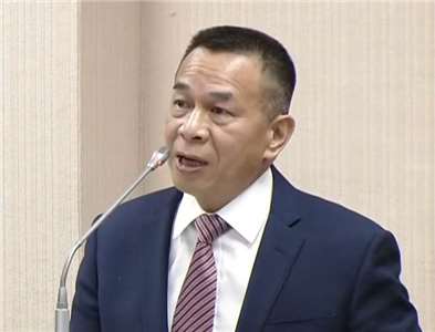 陸軍金六結營區傳出營長在營內播放中共統戰電影「八佰」，陸軍參謀長陳建義表示，經了解後認為是單一事件，播放電影的營長已被處分2次申誡。(翻攝國會頻道)