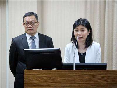 外交部次長陳明祺(左)、國傳司司長張秀禎(右)15日在立法院答詢表示，國內有央廣等管道可發揮傳播台灣軟實力的效應 (央廣記者王照坤 攝)