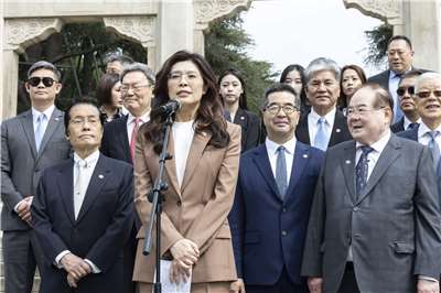 正在訪問中國的國民黨主席鄭麗文今天(8日)拜謁中山陵。(國民黨提供)