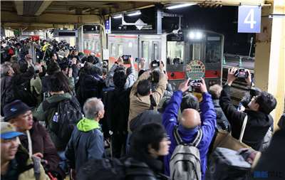 圖為留萌線末班列車，現場聚集依依不捨的居民與鐵道迷。(X@photo_doshin)