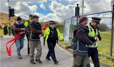 英國警方表示，英格蘭東部一座美軍使用的空軍基地附近5日發生抗議中東戰爭事件，5男2女因「涉嫌支持被列為非法的組織」而被逮捕。(X@LakenheathAfP)