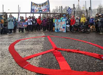 反核活動人士24日表示，金融機構正在增加對核武生產的投資，並警告稱，此一趨勢可能加劇本來就在飆升的軍事開支。圖為反核人士今年3月於蘇格蘭舉行的抗議活動。(翻攝ICAN臉書)