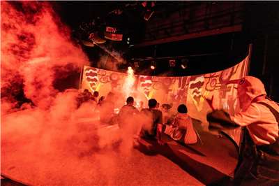 《機器人流浪記：迷路的阿諾 × 貓咪黃金鄉》是以沉浸式環景動畫與互動說書形式，引領觀眾跟著由舊冰箱改造的機器人展開自我探索旅程，是「2026花露露的童樂節」亮點節目之一。(衛武營國家藝術文化中心提供)