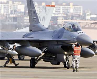 2名中國籍學生涉嫌未經許可拍攝韓國境內美軍與韓軍的戰機及軍事管制設施，21日遭求處3至4年有期徒刑。圖為美軍位於韓國的水原空軍基地資料照。(翻攝美國戰爭部官網)