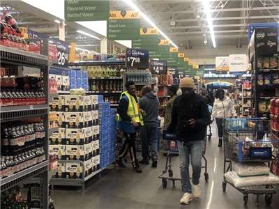 美國3月CPI年增3.3%，伊朗戰爭致通膨加速上揚。圖為美國超市。 (圖：中央社)