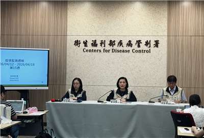 疾管署發言人曾淑慧(中)說明5年來首度有外籍生感染麻疹的疫情狀況。(楊雨青攝)