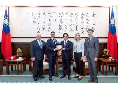 賴清德總統(右三)7日在總統府接見美國聯邦眾院「共和黨研究委員會」國家安全任務小組主席諾恩(Zach Nunn，左二)率領的訪問團 (總統府提供)