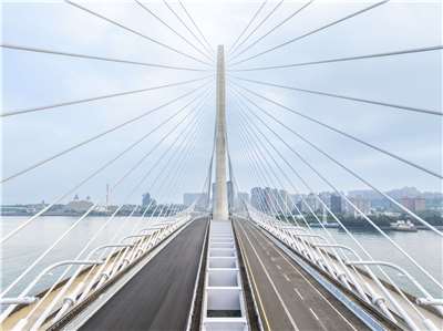 淡江大橋壓縮了淡水河兩岸的交通時間，預期將大幅改變兩地的城市及觀光發展。(公路局及設研院提供)