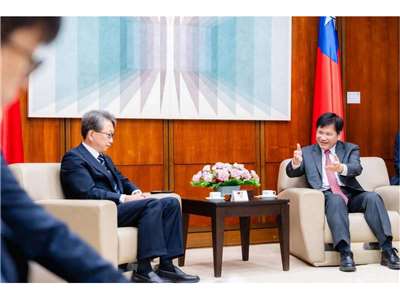 外長林佳龍(右)在接見日本眾議員平將明(左)時表示，日本「17個日本成長戰略重點領域」與台灣在多個領域有高度合作空間。(外交部提供)