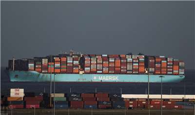 作為全球最大貨櫃航運公司之一，馬士基(Maersk)對通行荷莫茲海峽仍持審慎態度 。圖為貨櫃堆放在一艘馬士基貨輪上。