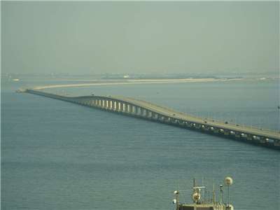 沙烏地阿拉伯宣布關閉連接該國與巴林島國的「法赫德國王跨海大橋」，以應對伊朗可能對東部省發動更多攻擊。(圖：維基百科)