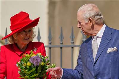 英國國王查爾斯三世(右)與王后卡蜜拉(左)5日參加在溫莎城堡舉行的復活節禮拜。