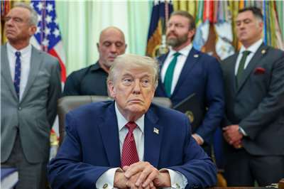 外媒報導，美國總統川普(Donald Trump，前)似乎正透過無限期延長與伊朗停火，來為擺脫一場代價高昂的戰爭找出路。資料照。(AFP)