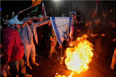 伊朗與美國、以色列達成停火協議後，親政府的示威者8日走上首都德黑蘭(Tehran)街頭高聲吶喊，並焚燒美國與以色列的國旗。(美聯社/達志影像)