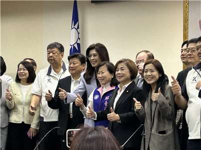 國民黨主席鄭麗文今天(7日)率團訪中前在中央黨部發表談話。(趙婉淳 攝)