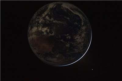 美國國家航空暨太空總署(NASA)發佈從獵戶座(Orion)太空船內部拍攝的首批影像，其中包括一幅地球全景照片。 (圖:X@NASA)