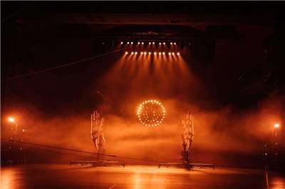 豪華朗機工《最後一問》15日晚間在臺中國家歌劇院成功首演，打造一座由聲音、光影與空間構成的「無人劇場」新演出形式。(豪華朗機工提供)