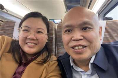 余文生妻子許豔在社群平台發布丈夫出獄消息，並附上二人在高鐵上的合照。(X平台@xuyan709)