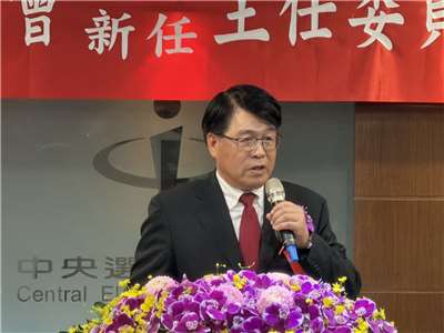 新任中選會主委游盈隆27日表示，對於立法院所通過的公投案，目前法無明文規定中選會必須照單全收。(鄭佑漢 攝)