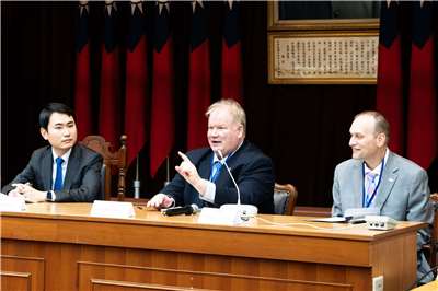 美國海軍退役少將蒙哥馬利(Mark Montgomery，圖中)7日指出，台灣在發展無人載具上「嚴重遲到」，應加速國防支出，補足戰力缺口。(楊仁翔攝)