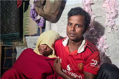 一艘前往馬來西亞的拖網漁船日前在安達曼海(Andaman Sea)翻覆，至少250人恐已罹難或失蹤。圖為獲救的生還者(左)坐在孟加拉難民營住所。(AFP)