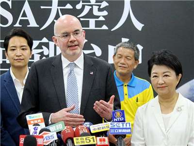 針對賴總統暫緩訪問史瓦帝尼，美國在台協會處長谷立言(Raymond Greene，前左)23日表示，這是中國試圖恐嚇台灣及其盟友的又一實例，右為台中市長盧秀燕 (央廣記者王照坤 攝)