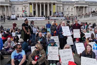 大批抗議者聚集在倫敦市特拉法加廣場舉行示威活動，要求解除對「巴勒斯坦行動組織」的禁令。(AFP)